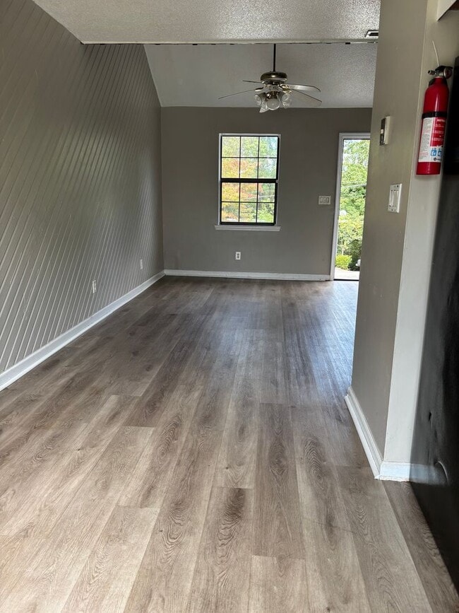 Building Photo - 402 Alice Dr