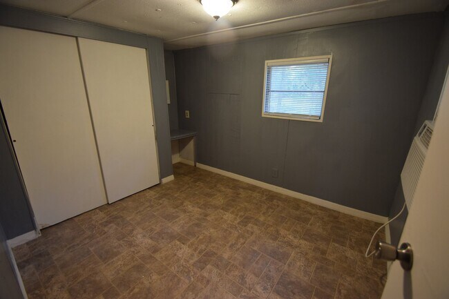 Building Photo - 2BR, 1BA Mobile Home with screened patio
