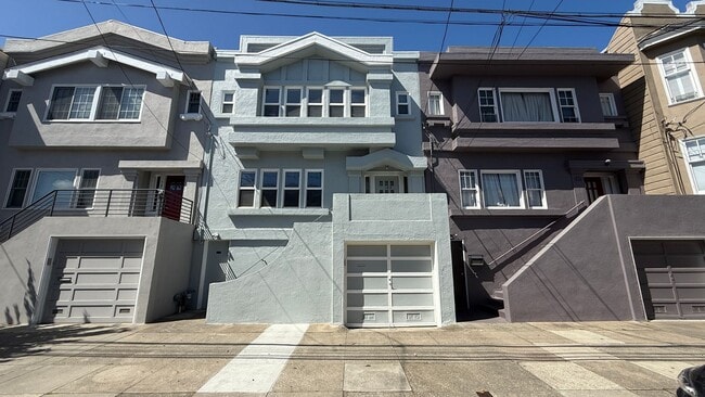 Building Photo - DREAM HOME! Spacious 3 BR + Sunroom/ 1.5 BA  in the Richmond area- AMSI