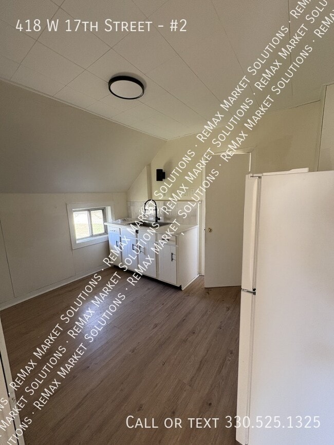 Building Photo - 418 W 17th St