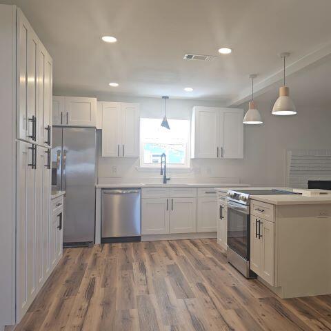 Building Photo - 600 Burgundy Ln