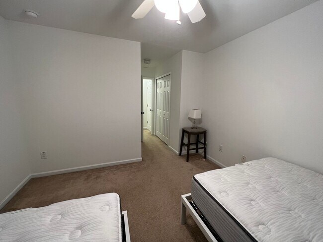 Building Photo - 3 Bedroom 2.5 Bath Townhome in Beresford Commons
