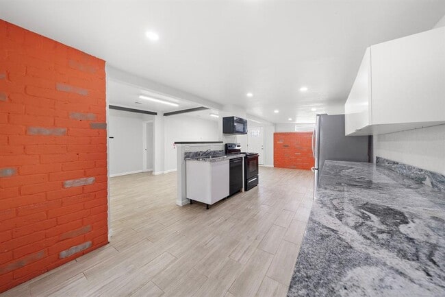 Building Photo - 12995 Clarewood Dr