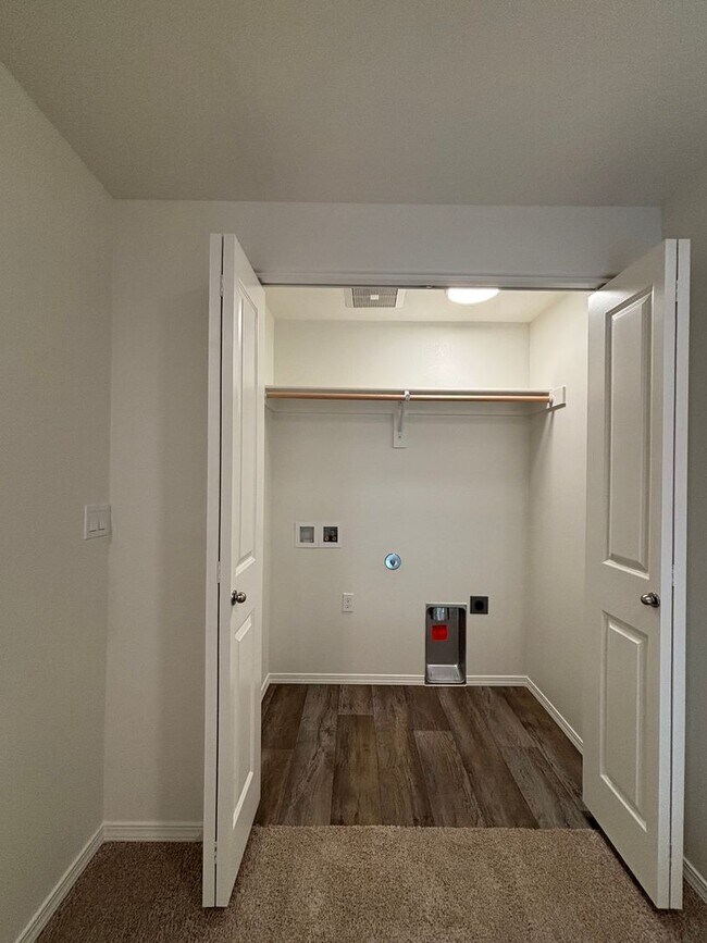 Building Photo - 3 bedroom/2.5 bathroom ready for move in