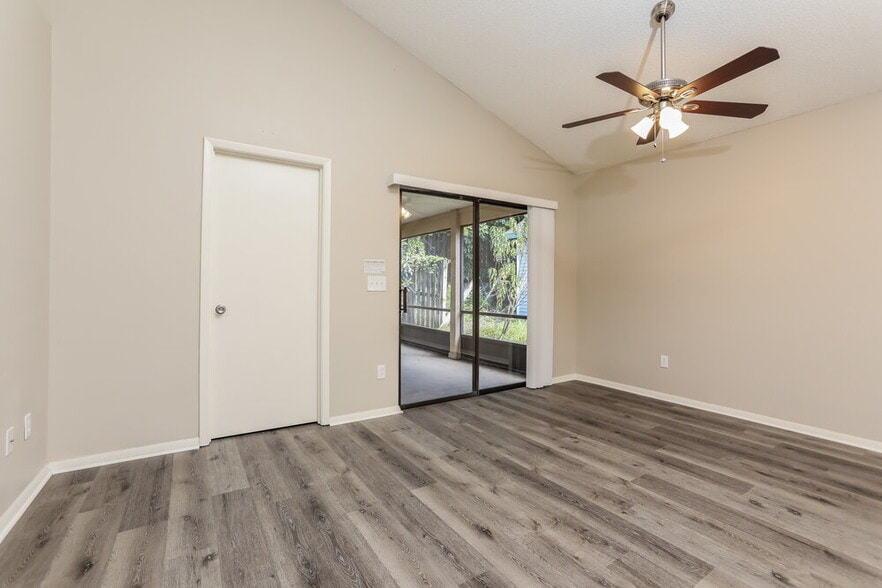 Building Photo - 585 Conure St