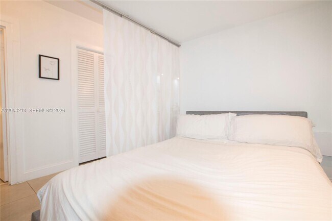 Building Photo - 801 Brickell Bay Dr