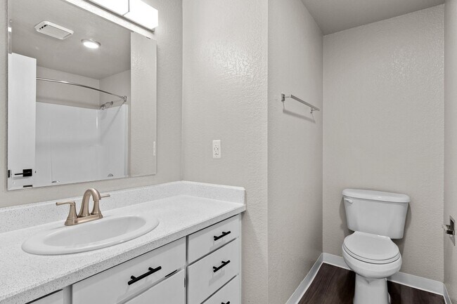 Building Photo - Ground floor 2 bedroom 1 1/2 baths with 1100 square feet!  Dont miss this one with full size wash...