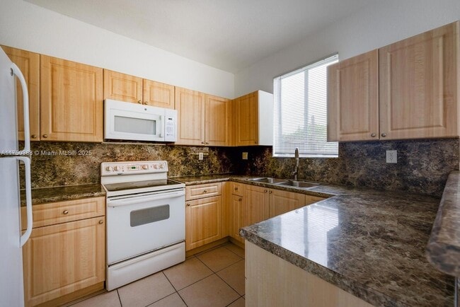 Building Photo - 2818 SE 16th Ave