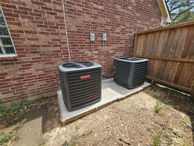 Building Photo - 12503 Rosewood Way Ln