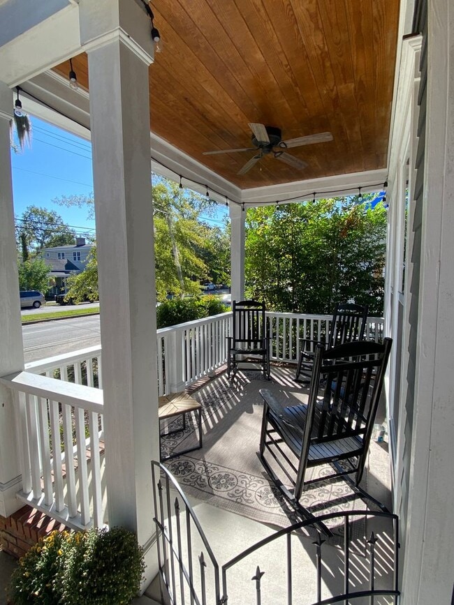 Building Photo - Beautiful Downtown home