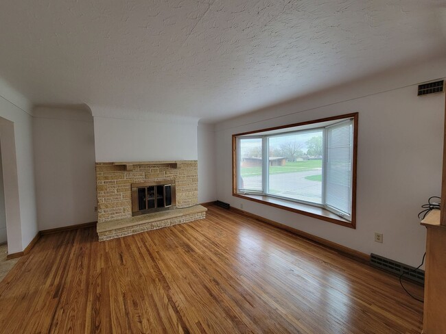 Building Photo - Great Home in quiet Waterloo Neighborhood