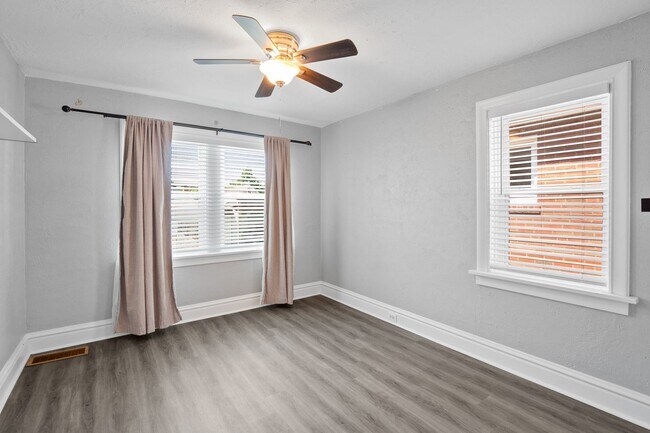 Building Photo - Flockin' Cute House