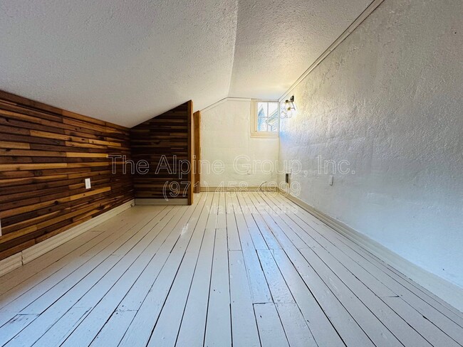 Building Photo - 604 NE San Rafael St