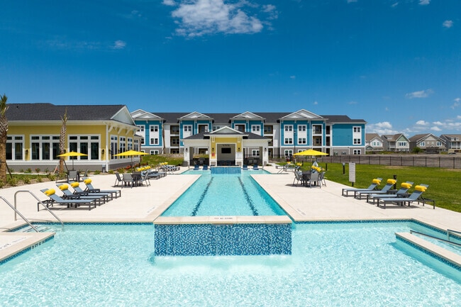 Building Photo - Stella by the Bay