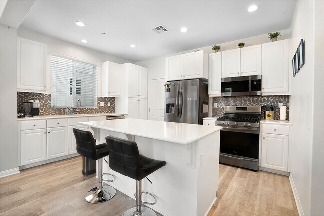 Building Photo - Beautiful 5 Bedroom Custom-Built Home in C...