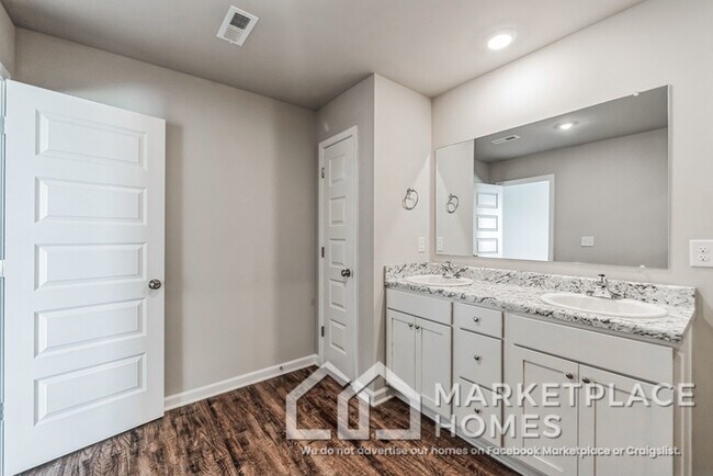 Building Photo - 4022 Ryan Dr SW