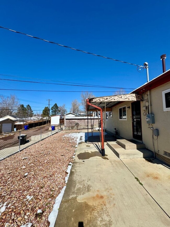 Building Photo - Updated 3 bedroom Centrally Located