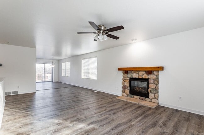 Building Photo - Tranquil Retreat in Trailside