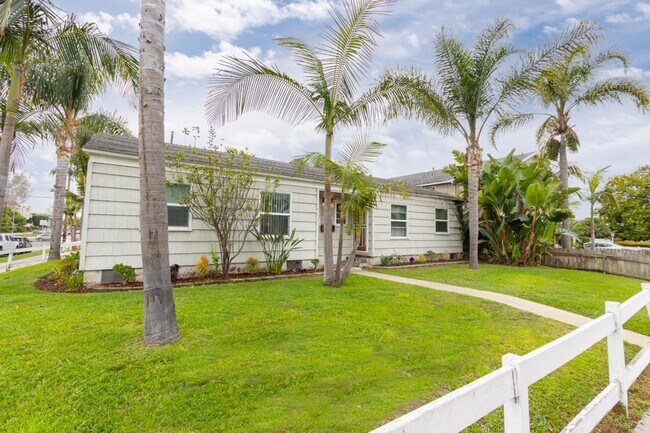 Building Photo - Charming 2 bed /1 Bath Duplex in Pacific Beach 8 Blocks From the Ocean!