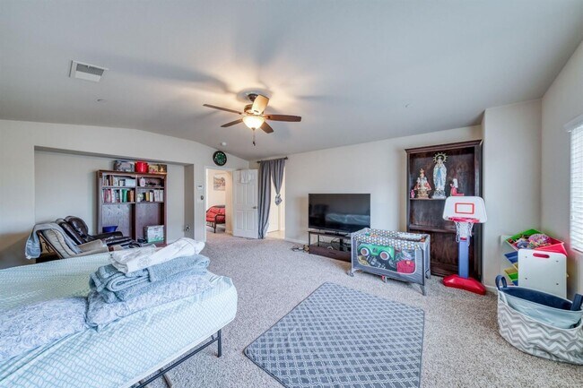 Building Photo - Beautiful 5 bedroom / 4 bath near Clovis East