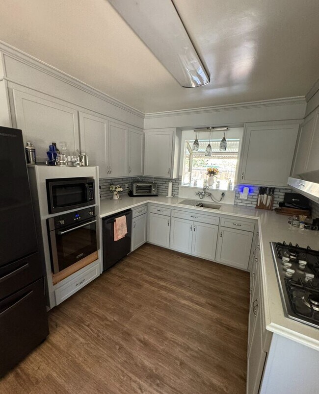 Building Photo - Stylish 3-Bedroom Home with 2.5 Baths and a 2-Car Garage in a Prime Reedley Location!