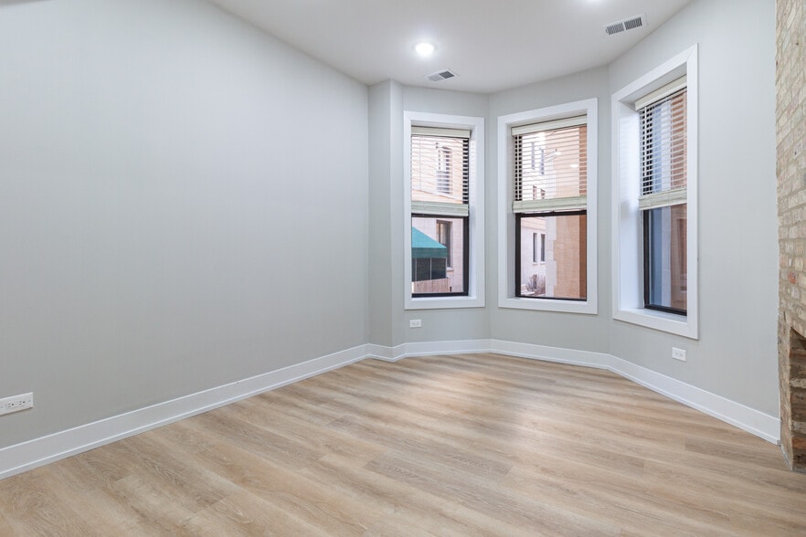 Building Photo - 441 W Belden Ave