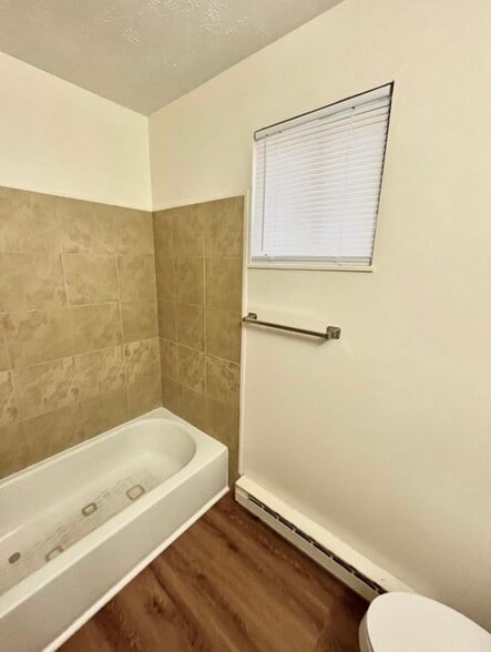 Building Photo - 400 W 7th St