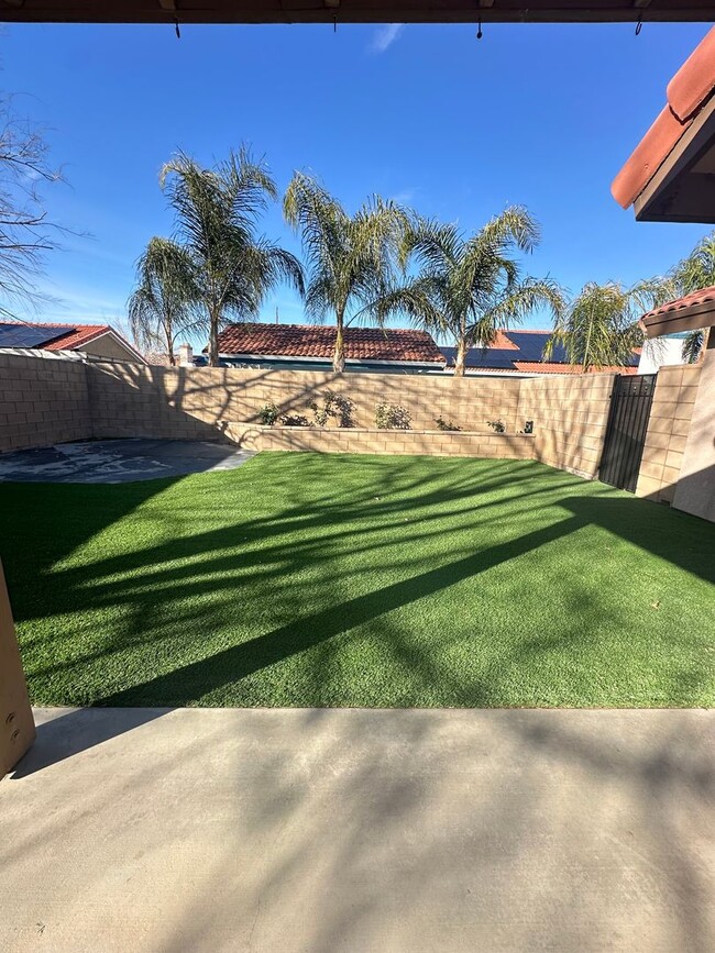 Building Photo - Spacious East Palmdale Home