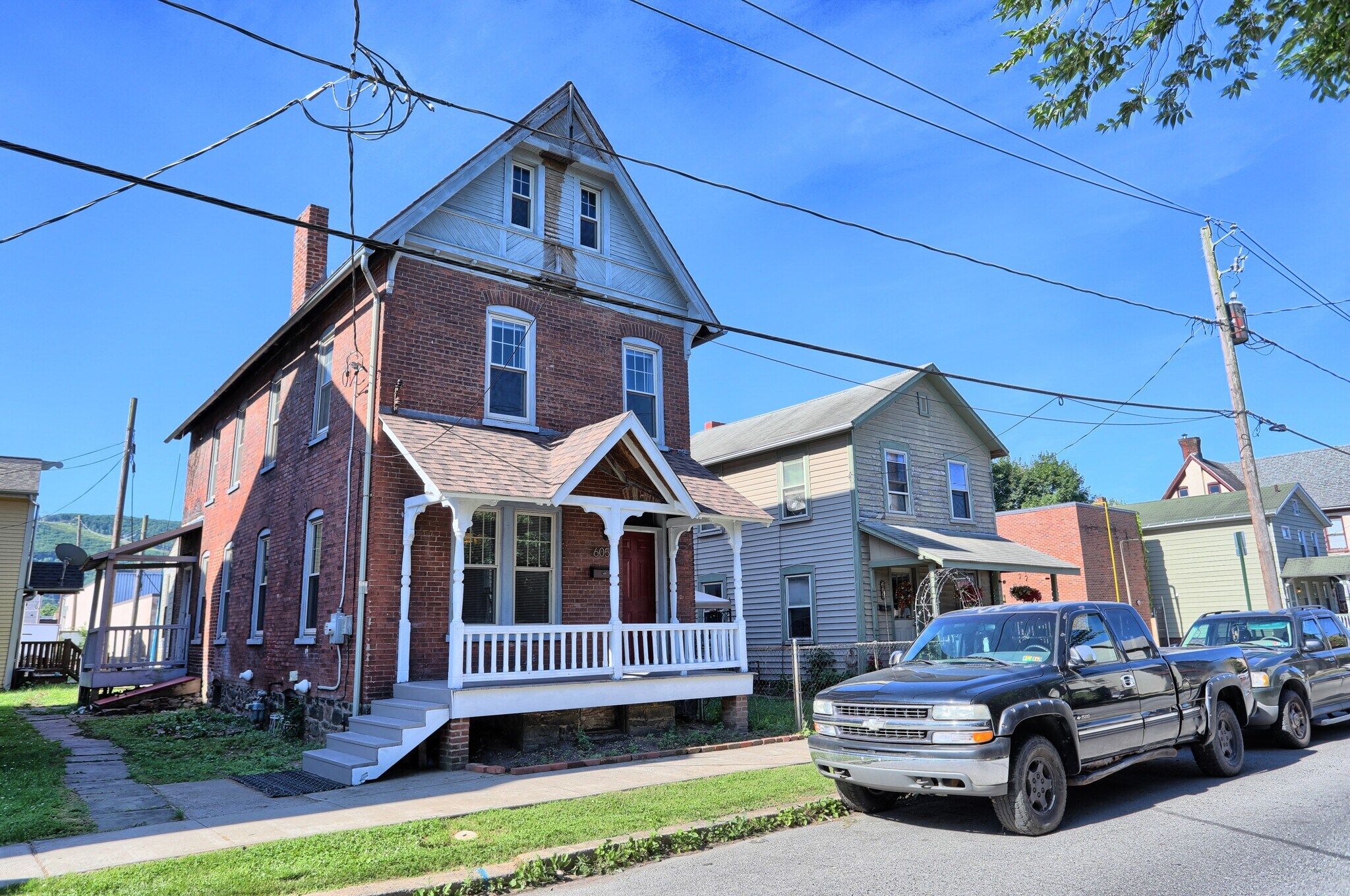 Building Photo - 605 Grace St