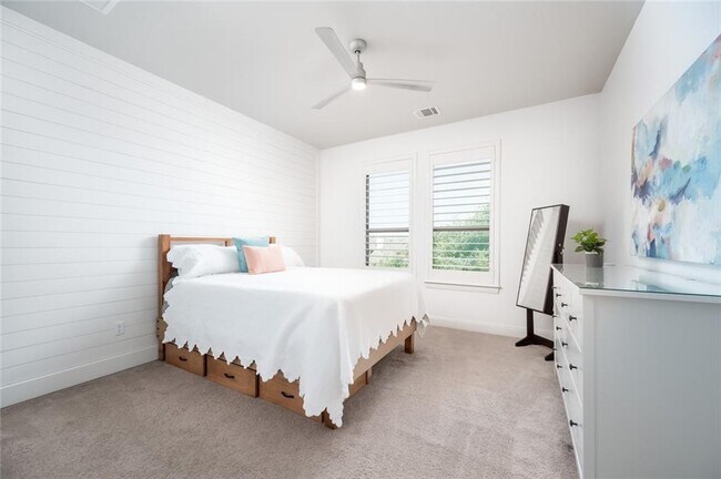 Building Photo - 16121 Golden Top Dr