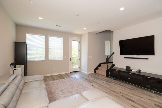 Building Photo - 3 Bedroom Townhome in the Veridian Community of Del Sur