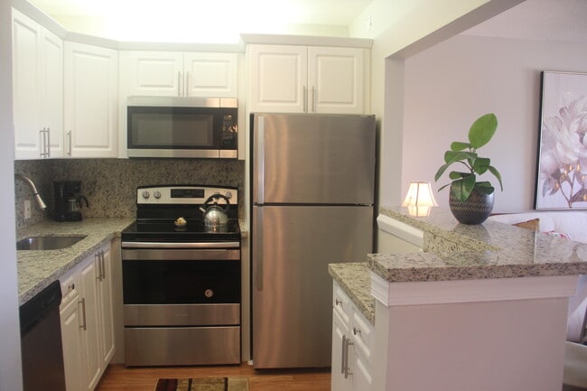 Building Photo - 454 Fanshaw K