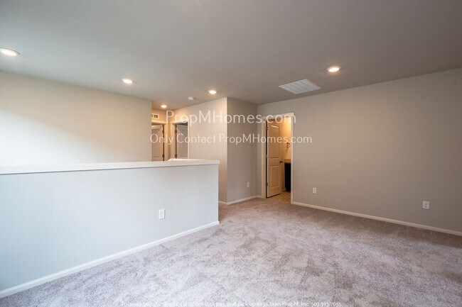 Building Photo - Discover Your Dream Home: Gorgeous Three B...