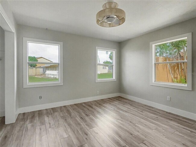 Building Photo - 125 Lake Roy Dr