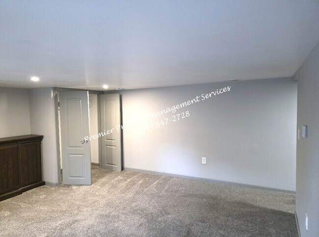 Building Photo - 1119 Riverside Dr