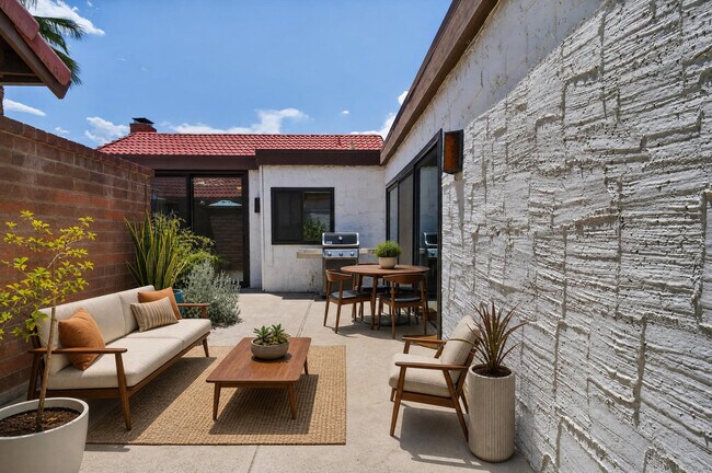 Building Photo - 2490 E Miramonte Cir