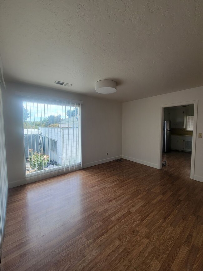 Building Photo - Charming and full of character, this vinta...