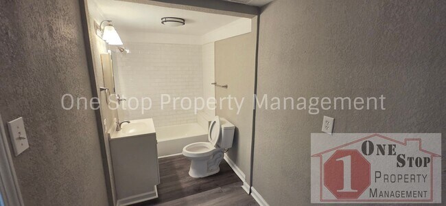 Building Photo - Beautiful 3 Bedroom 2 Bathroom in Kansas City!