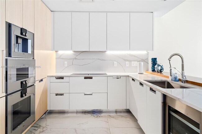 Building Photo - 15701 Collins Ave