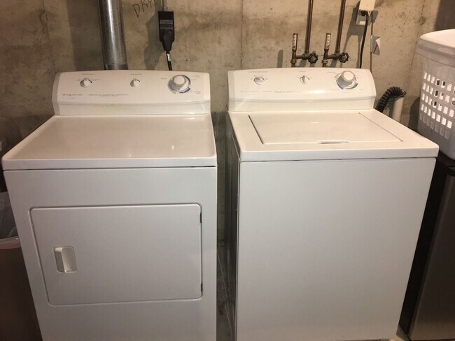 Building Photo - Welcome Home to this Grand Chute Condo!