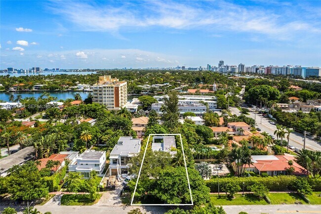 Building Photo - 335 W 46th St