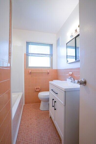 Upstairs full bath - 508 Kent Dr