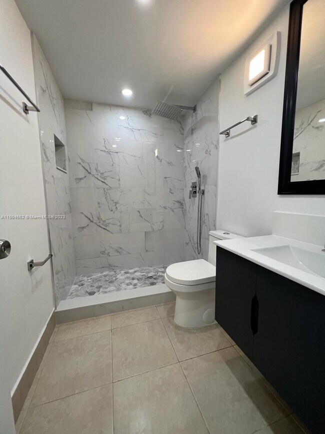Building Photo - 810 SW 105th Ave