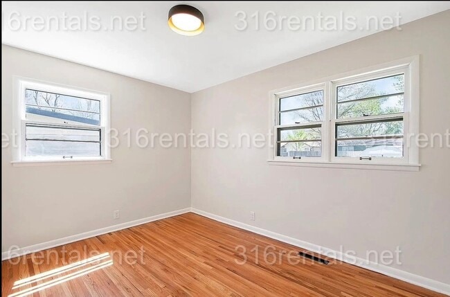 Building Photo - $1795 - 4 bed 2 bath - Single Family Home