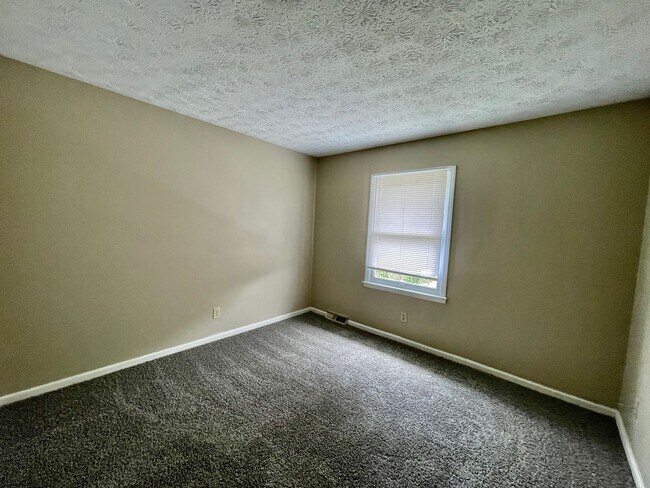 Building Photo - 3 Bedroom Duplex in Tates Creek!