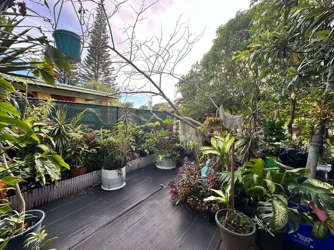 Building Photo - 104 NE 16th Ave