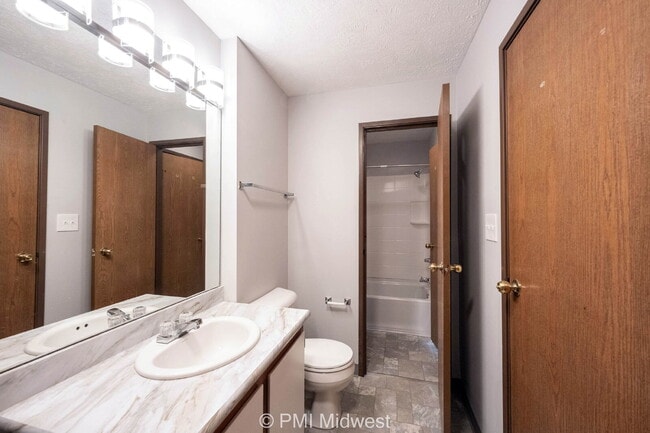 Building Photo - "Charming 2-Bedroom Haven in Shelbyville w...