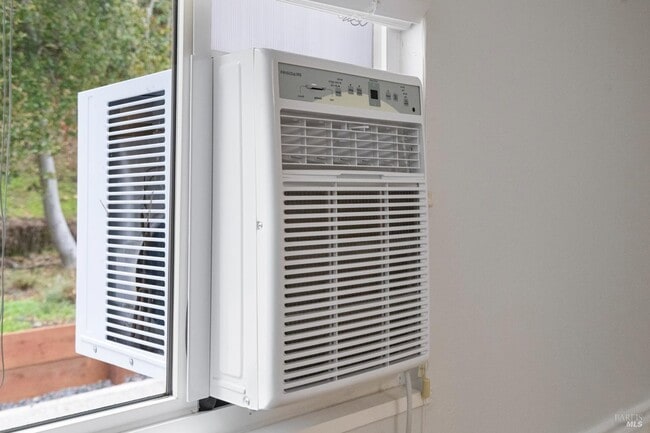 Building Photo - 700 Tamarack Dr