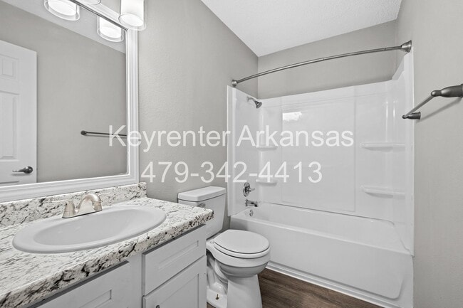 Building Photo - Newly Renovated Duplex in West Fayetteville!