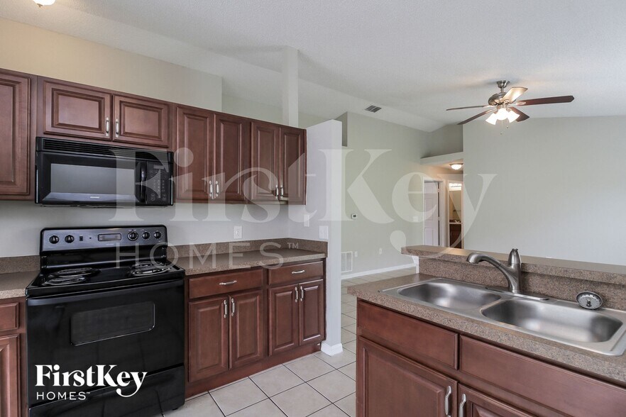 Building Photo - 6564 Viewpoint Ct